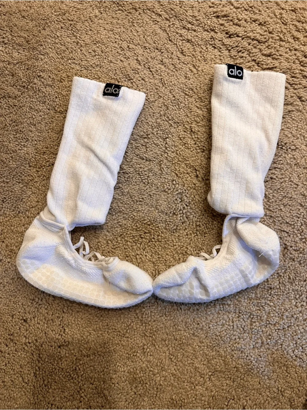 ALO Yoga Women’s White Strappy Siren Grip Socks - Non- Slip.